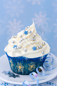 结霜蓝色纸杯蛋糕饮食家庭冰镇雪花食物烘焙派对蛋糕蓝色磨砂背景