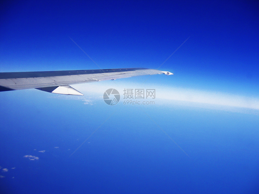 飞机机翼飞行喷射照明器旅行车辆蓝色天空地平线空气翅膀图片