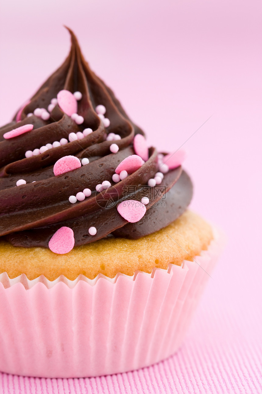 粉红巧克力蛋糕烘烤漩涡宏观家庭美食小雨巧克力饮食裁剪奢华图片