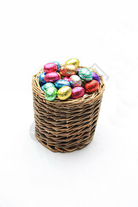 配巧克力蛋的韦克篮子团体蓝色绿色礼物庆典食物糖果金子背景图片