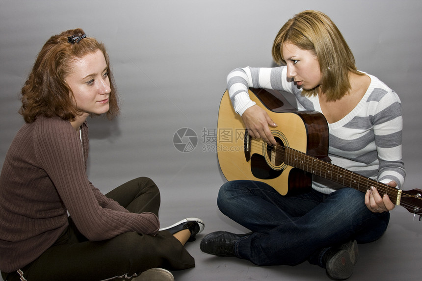 弹吉他歌曲吉他手演员乐器吉他女性灵魂音乐青少年工作室图片