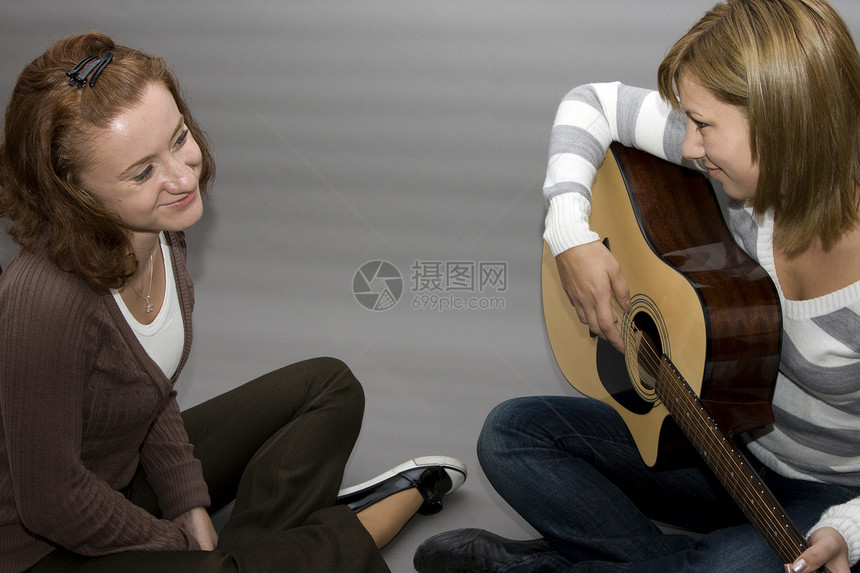 弹吉他吉他牛仔裤楷模音乐女士女性吉他手黑发女孩们工作室图片