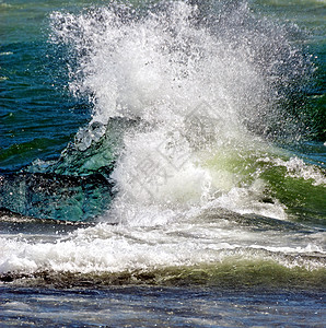 海水在海上喷洒平底锅气泡冰川运输海滩海岸寒冷海洋运动波浪背景图片