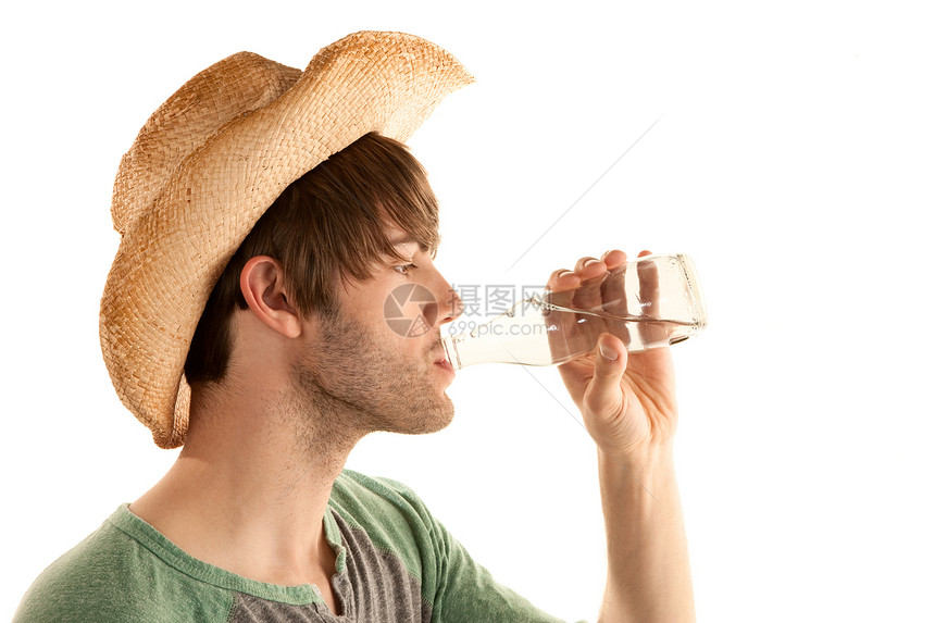 男人饮用水牛仔男性玻璃瓶子饮料帽子液体补水图片