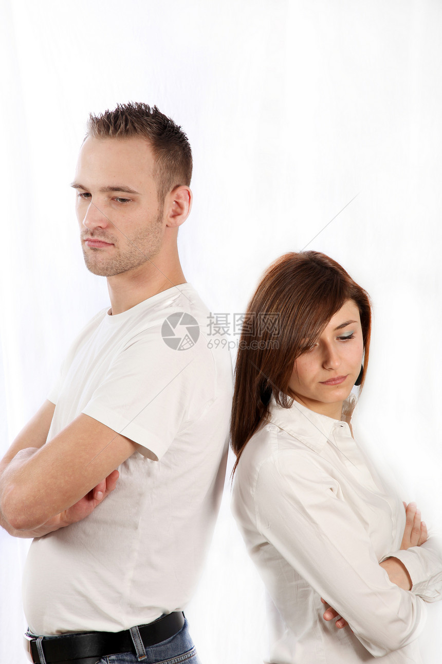 年轻夫妇吵架图片