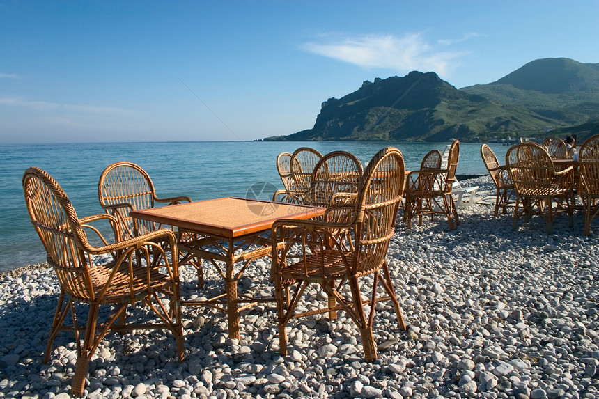海滨咖啡馆餐厅海岸旅行露天海滩椅子扶手椅海洋桌子卵石图片