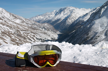 滑雪护目镜山脉眼镜运动闲暇背景图片