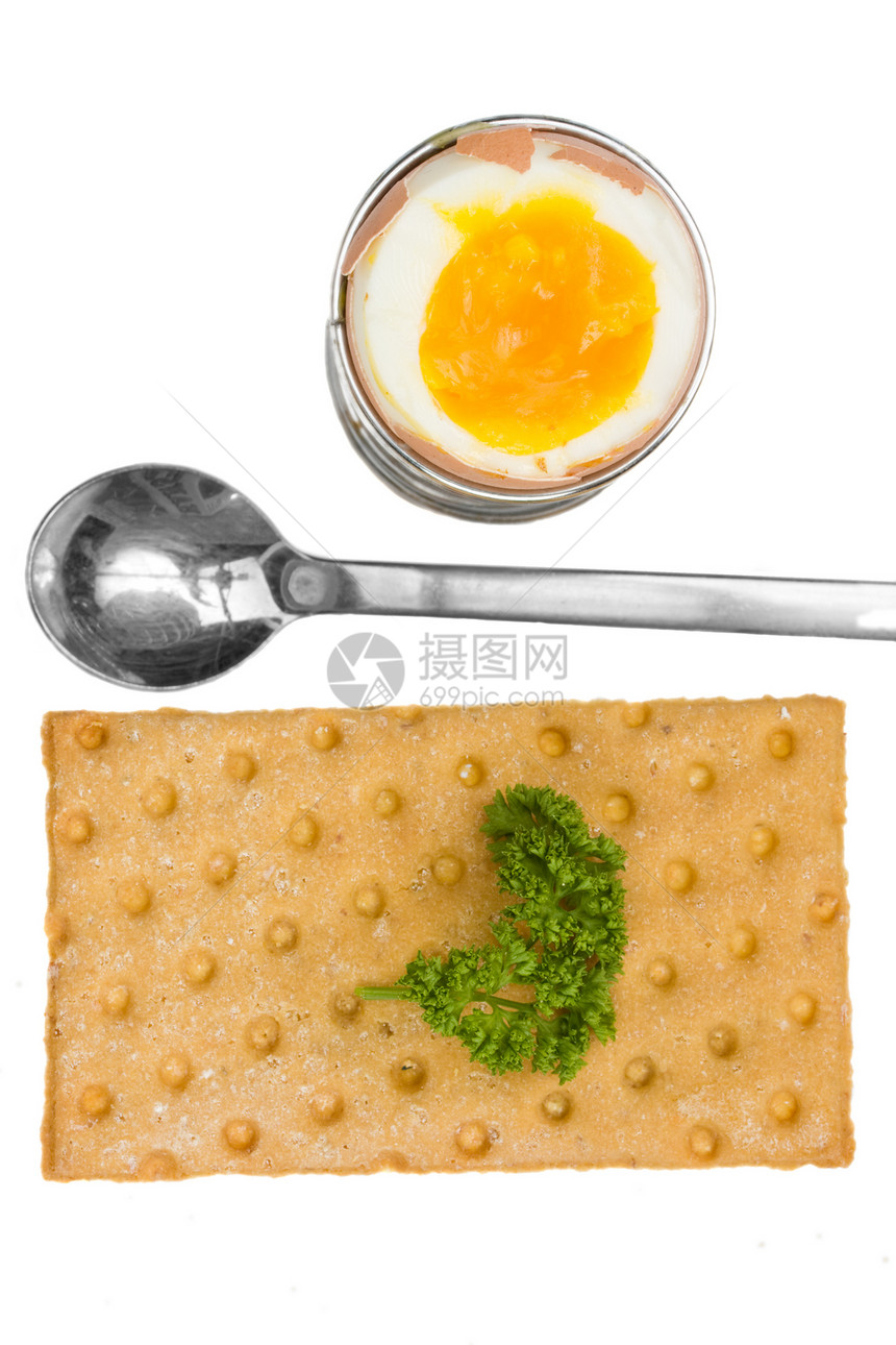 鸡蛋和脆面包中的棕蛋棕色早餐食物营养香菜金属饮食蛋黄杂货勺子图片