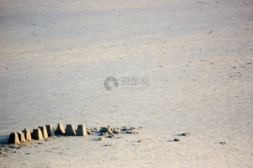 沙堡背景轮胎脚印城堡贝壳沙子痕迹图片