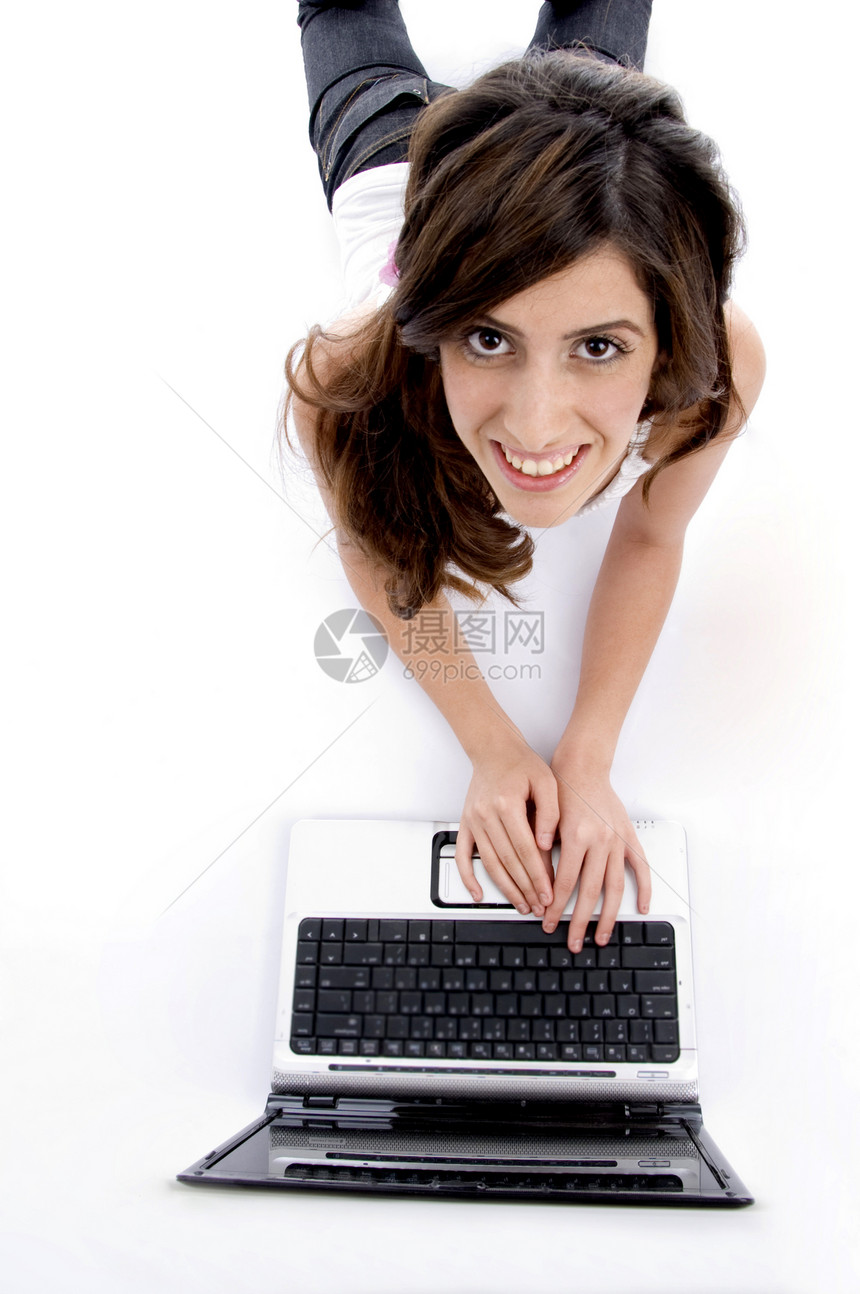在笔记本电脑上工作的在业妇女图片