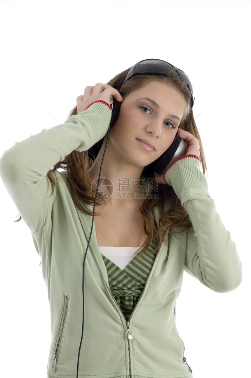 听音乐的年轻美少女女性白色女士耳机乐趣衣服工作室冒充姿势娱乐图片