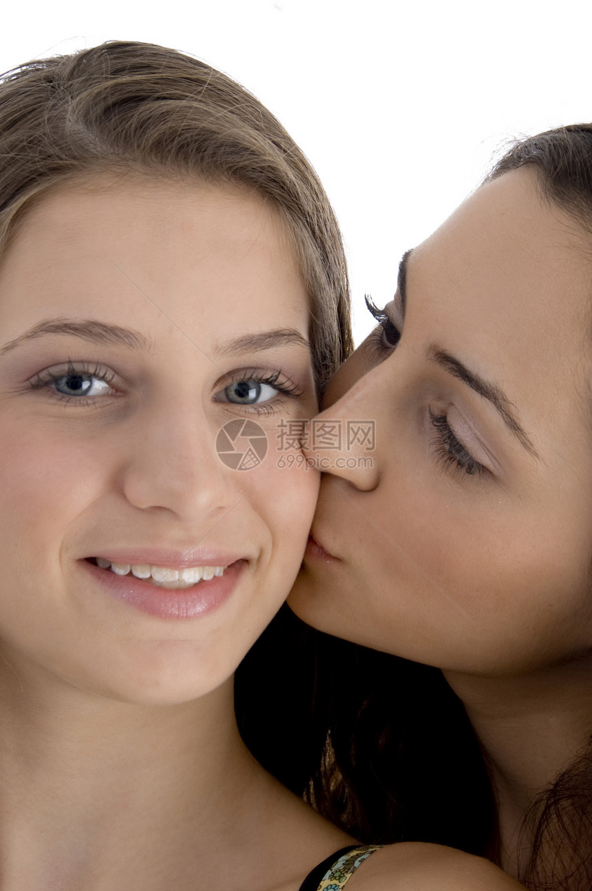 女性亲吻她的朋友图片