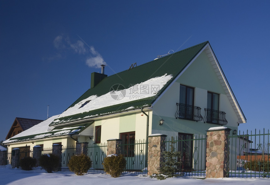 冬季建筑蓝色木头寒意下雪乡村财产滑雪水平车库小屋图片