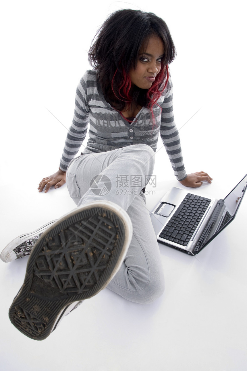 携带手提笔记本电脑的少女公司成人数据姿势女士冒充键盘黑色女性工作室图片