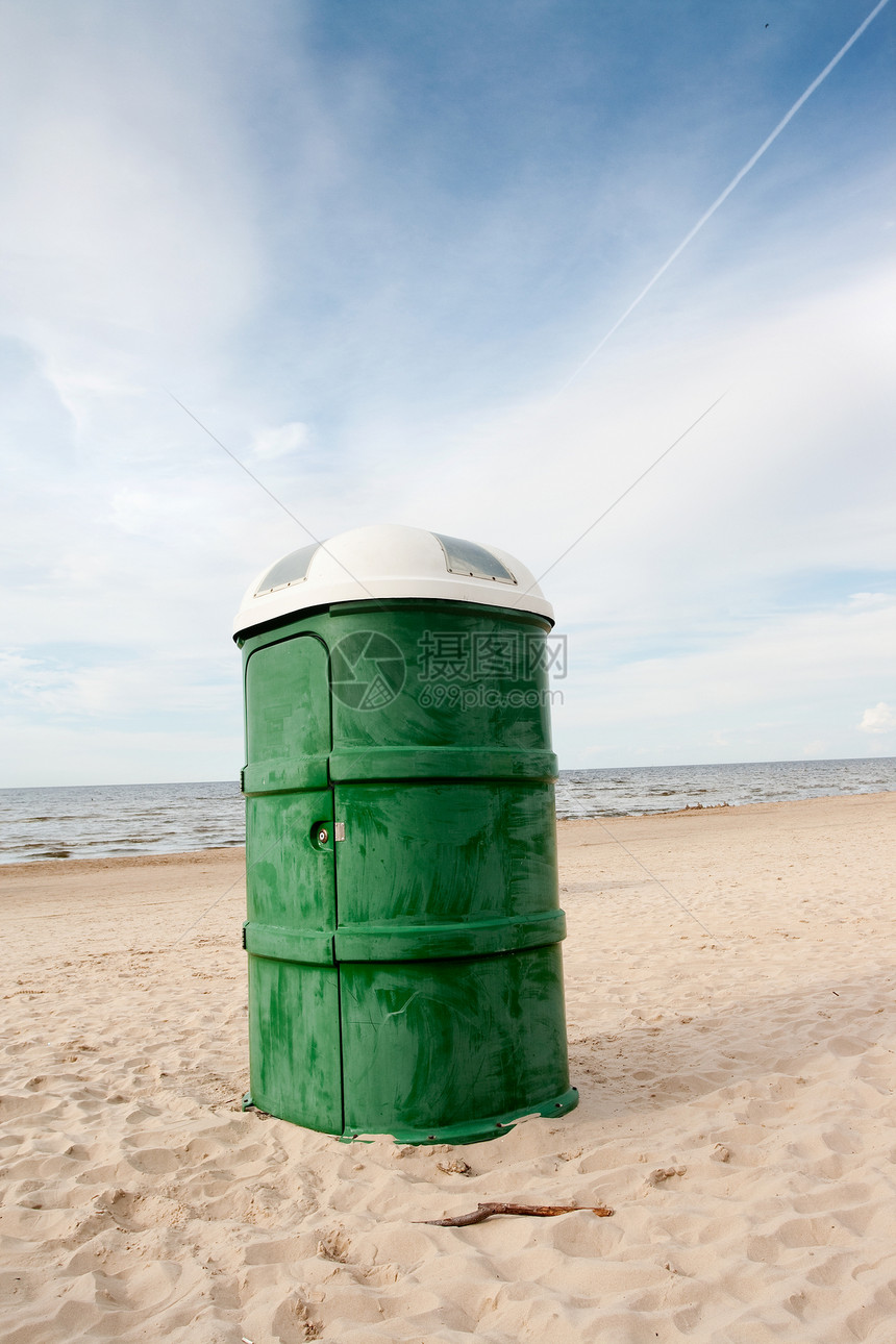海滩上的公众WC图片