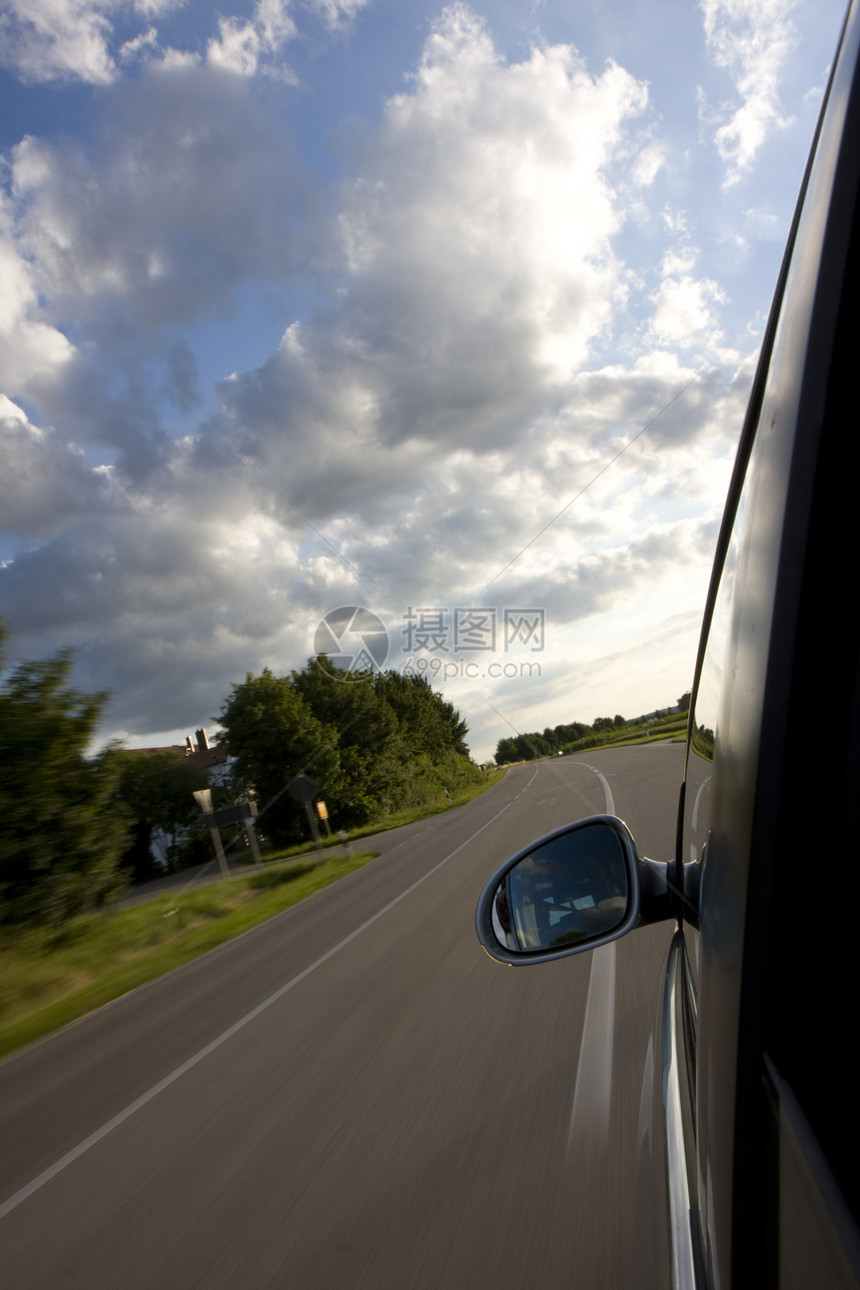 车辆在乡村公路上驾驶的详情车道曲线轨道速度灰色运输运动眩晕力量沥青图片