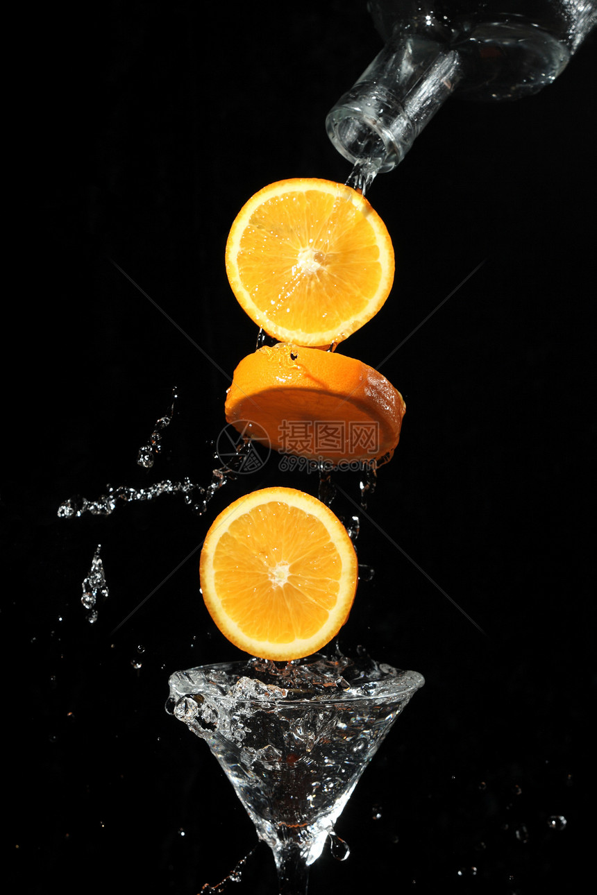 有饮料的玻璃杯海浪液体波纹运动飞溅涟漪水果橙子同心图片