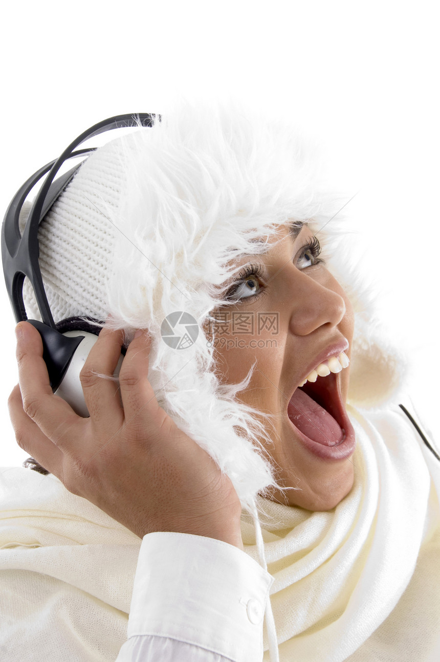 美丽的年轻女孩享受用耳机播放音乐白色女士冒充工作室衣服成人青年娱乐姿势女性图片