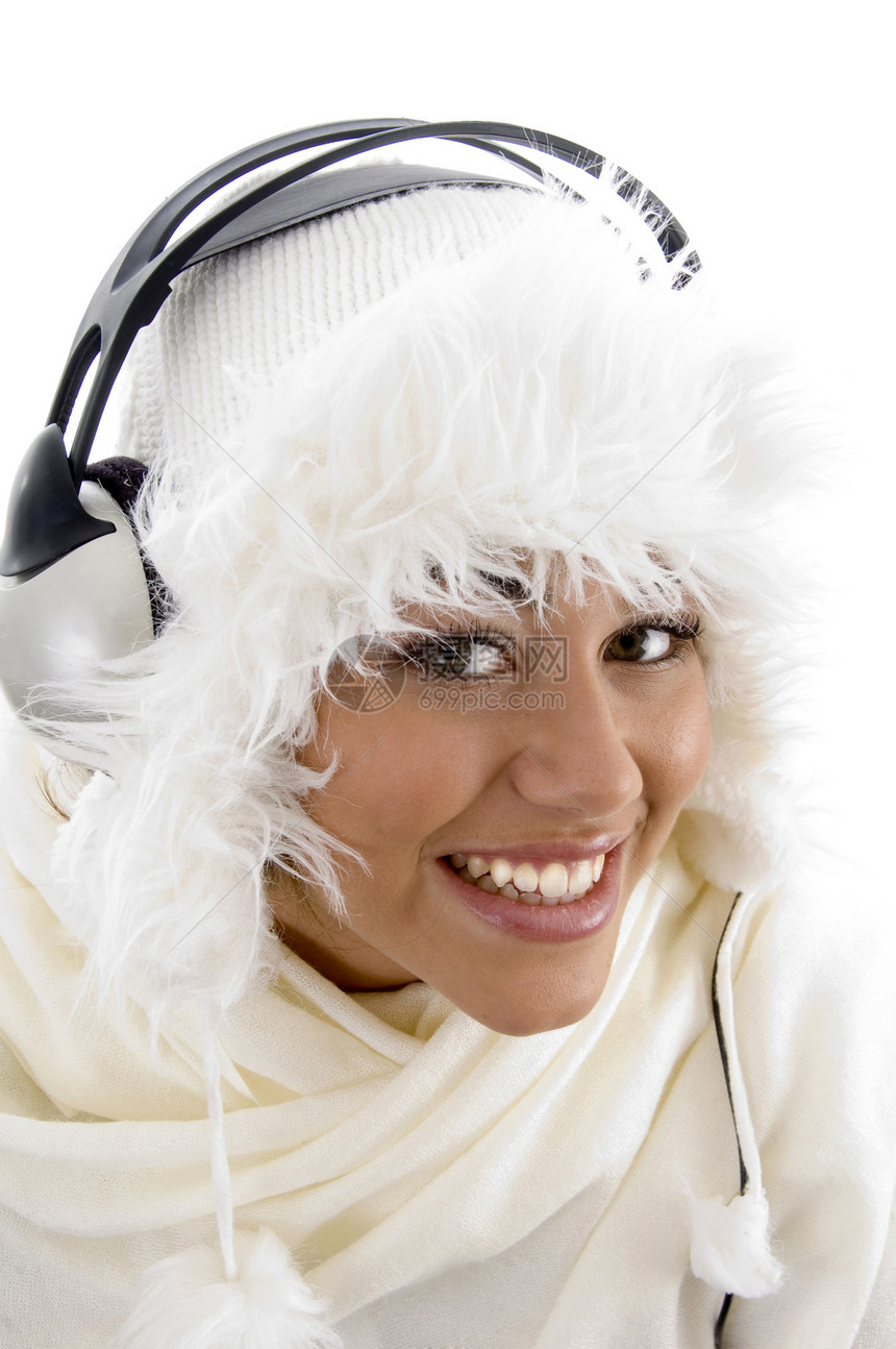 穿着冬衣和听音乐的漂亮女孩穿冬季服装图片