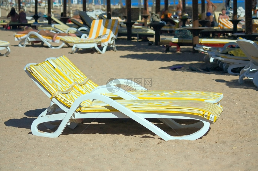 海滩上的甲板椅子躺椅旅行海岸床垫日光图片