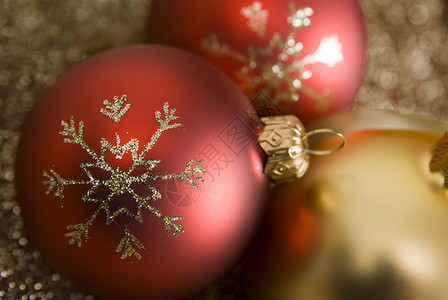 圣诞球金子红色黄色雪花装饰品背景图片