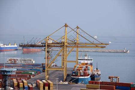 货货船造船贸易卸载货运龙门架码头船厂港口船运卡车运输高清图片素材