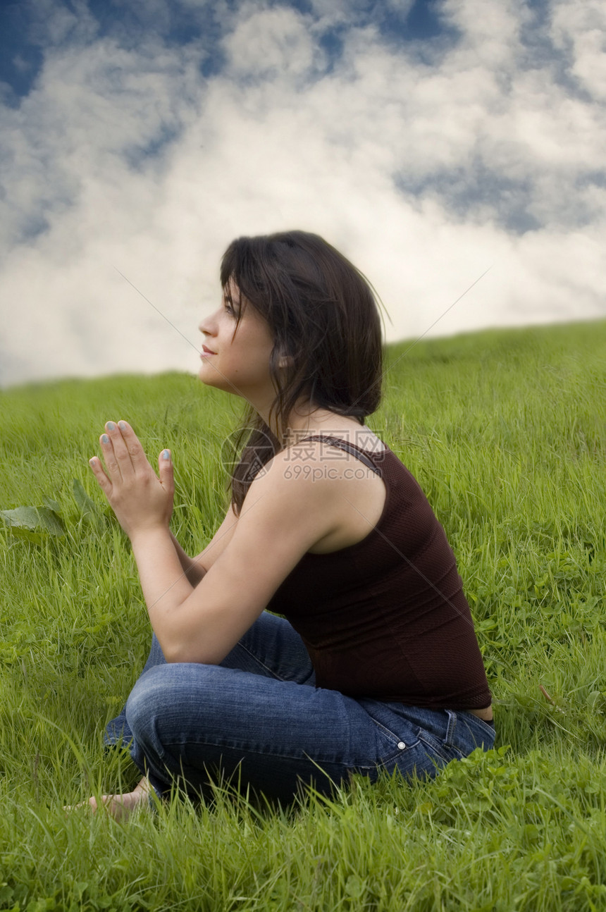 妇女祈祷琢磨信仰冥想孤独沉思思维农村宗教图片