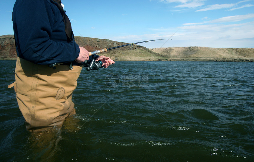 Angler 提醒器鳟鱼流动涉水运动娱乐退休鱼竿渔夫淡水爱好图片