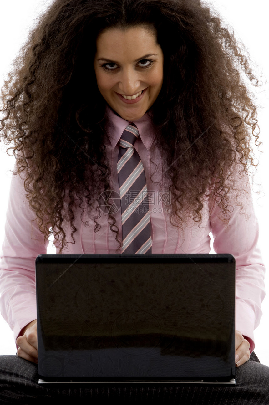 从事笔记本工作的年轻西班牙裔女性人士姿势员工冒充黑发老板经理女士职业商业图片