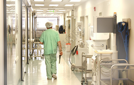 医生在医院走廊走着行医保健擦洗医疗护士卫生背景图片