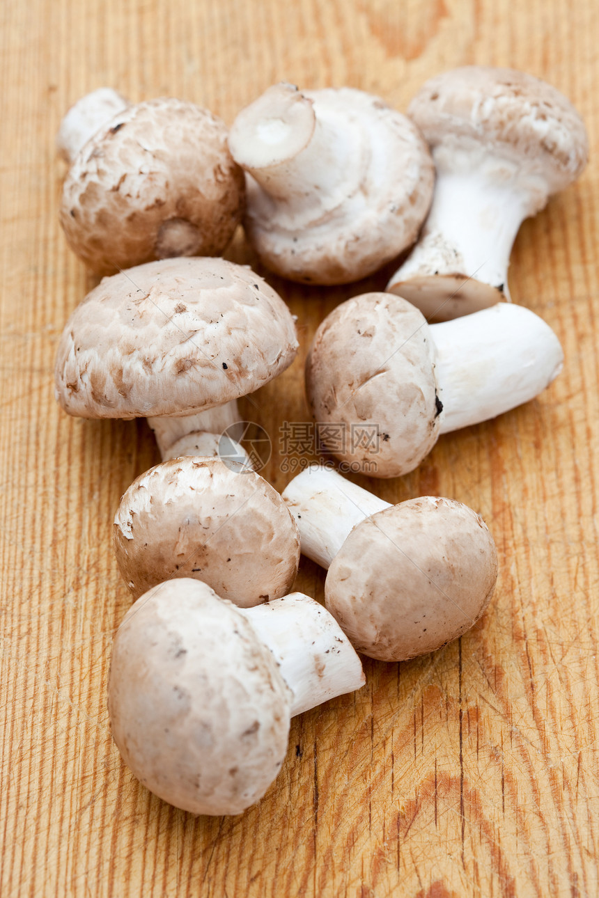 封闭的杯栗蘑菇白色饮食营养食物砧板蔬菜生物图片