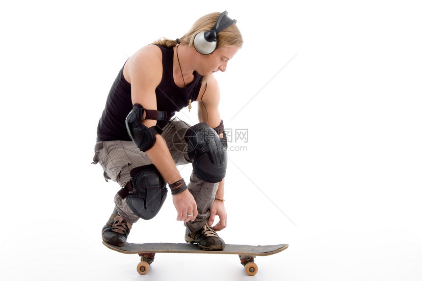 帅帅哥绑鞋带 坐在滑板上图片