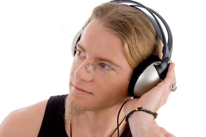 男青年用耳机忙着打耳机图片