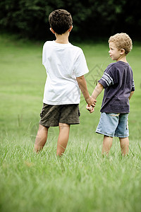 大哥兄弟姐妹童年男性友谊快乐家庭绿色幸福公园青年站立高清图片素材