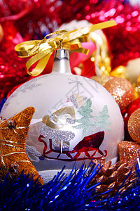 圣诞节装饰品庆典红色金属蓝色装潢白色背景图片