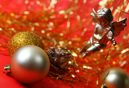圣诞节装饰品金属红色蓝色装潢庆典白色背景图片