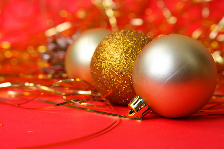圣诞节装饰品蓝色红色金属庆典白色装潢背景图片
