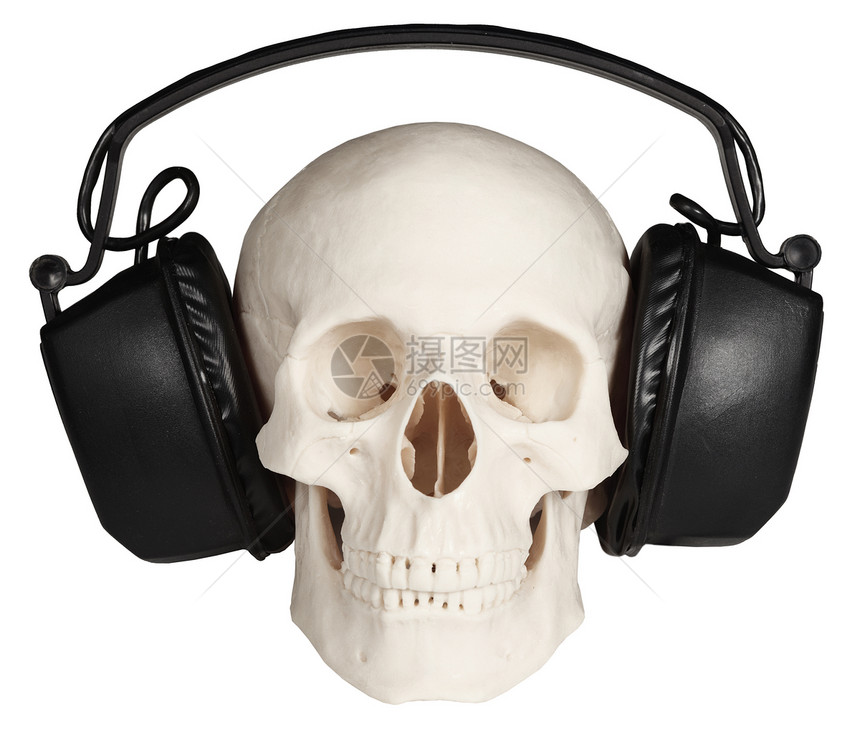 白色背景的带音乐耳机的人头骨图片