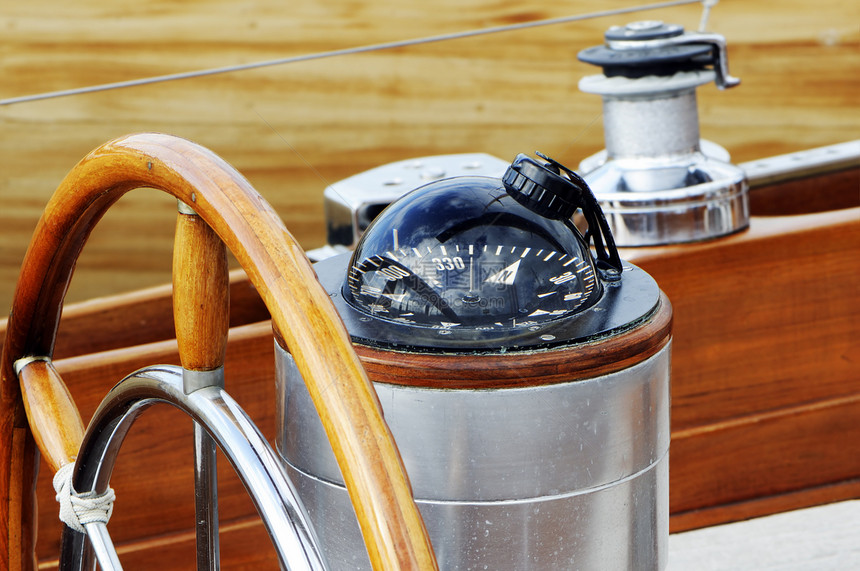 右转和罗盘运动甲板游艇绞盘木头方向盘航行设备帆船航海图片