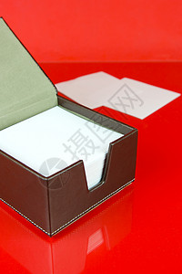备注块块笔记盒子巧克力讯息软垫办公室红色背景图片