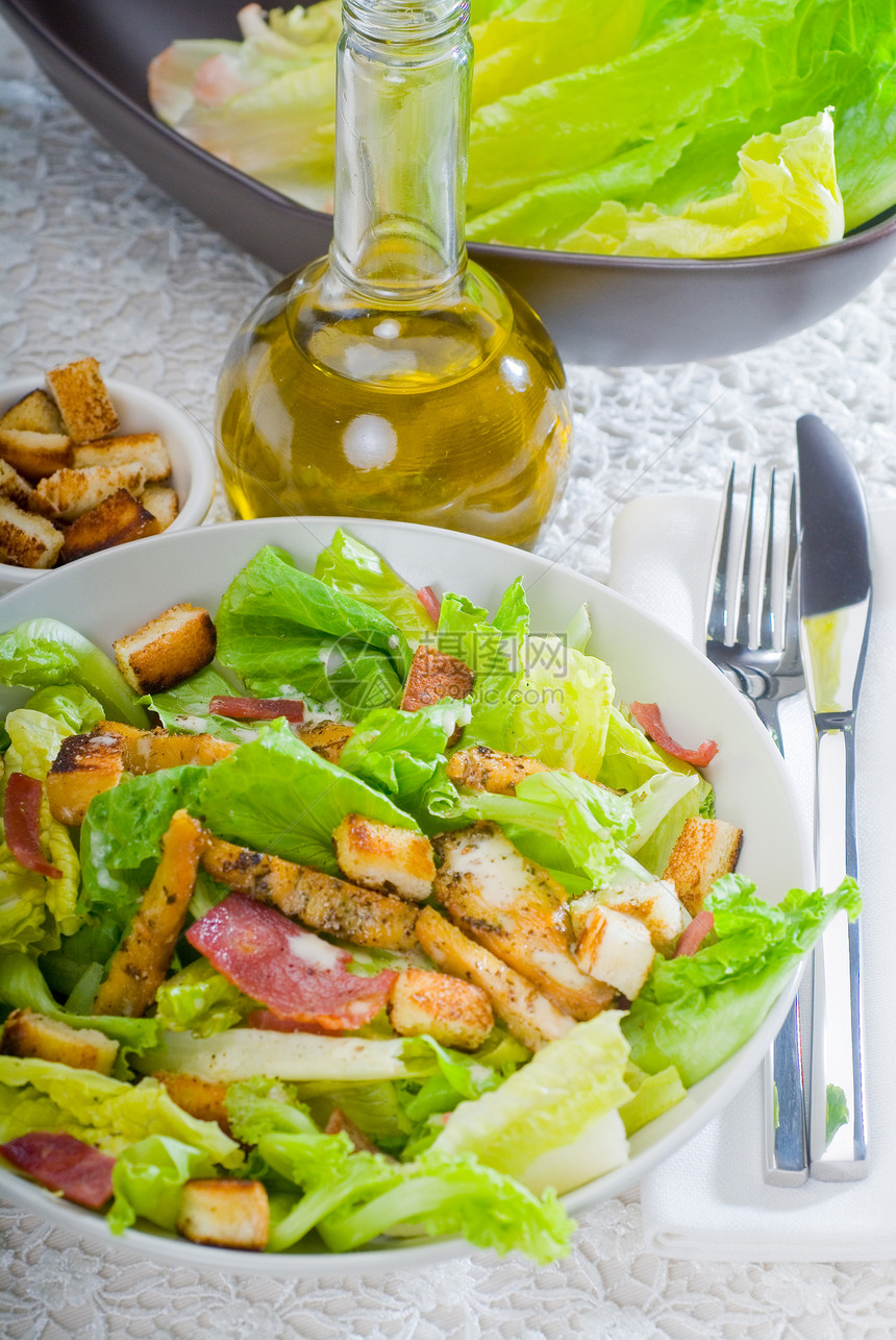 新鲜自制夏撒沙拉洋葱餐厅蔬菜沙拉长叶叶子黄瓜熏肉莴苣食物图片