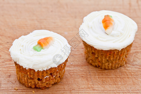两个小胡萝卜蛋糕砧板橙子小吃蔬菜蛋糕白色食物饮食甜点背景