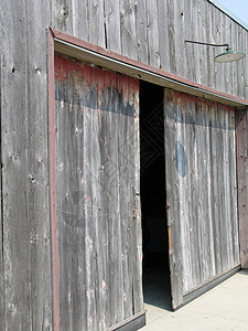 开着门的旧木制谷仓高清图片