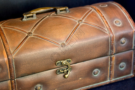 古代行李箱棺材案件盒子皮革胸部图钉别针背景图片