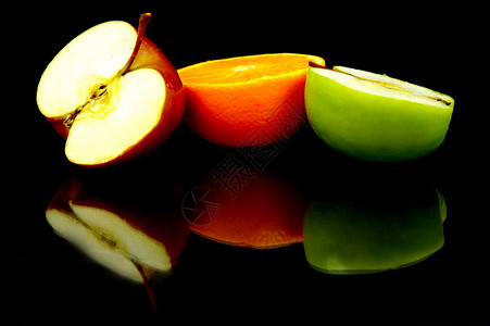 苹果和橙红色食物橙子绿色黑色背景图片