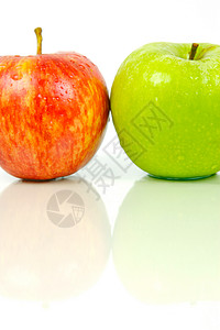 红和绿苹果绿色食物白色红色背景图片