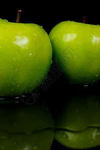 绿色苹果食物黑色背景图片