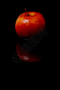 红苹果红色食物黑色背景图片