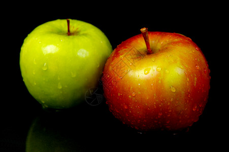 红和绿苹果绿色食物黑色红色背景图片