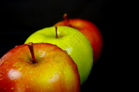 红和绿苹果绿色食物红色黑色背景图片
